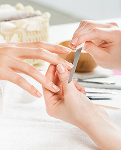 http://www.sabercuidar-online.pt/wp-content/uploads/2016/04/manicure-estetica-mulher.jpg